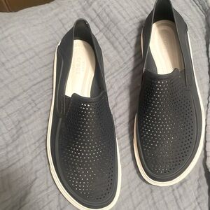 Crocs shoes sz 7.5 in navy blue very comfortable